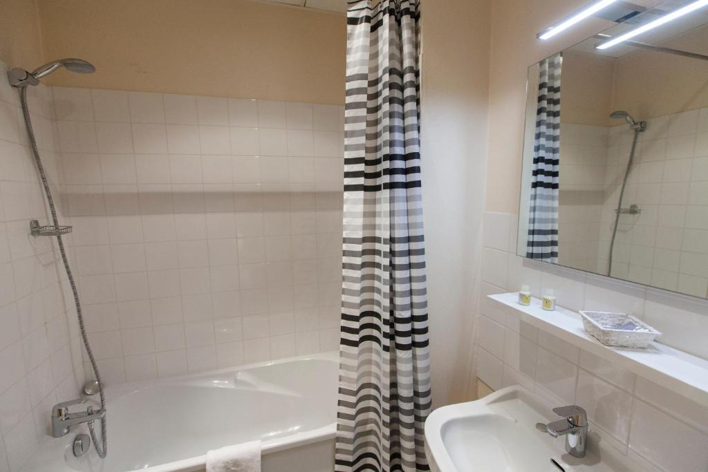 Le Corbeau Hotel Auxonne Szoba fotó